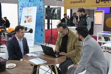 در حاشیه نمایشگاه الکامپ خوزستان : تحول هوشمند در آسمان خوزستان؛ پهپادهای بومی گره‌گشای بحران قطعی برق و عملیات اطفای حریق