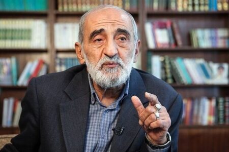 شریعتمداری: برای مقابله با محاصره دریایی تنها زبان موشک راهگشا است