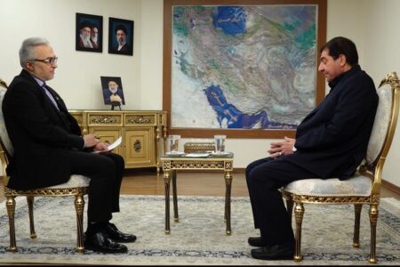 مخبر: تنگه هرمز جزو سرزمین ماست و آمریکا از جای دیگری آمده است