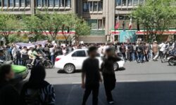 تجمع اعتراضی دانش‌آموزان مقابل وزارت آموزش و پرورش: در شرایط جنگی چگونه درس می‌خواندیم؟/ «حداقل تاثیر قطعی معدل را بردارید»